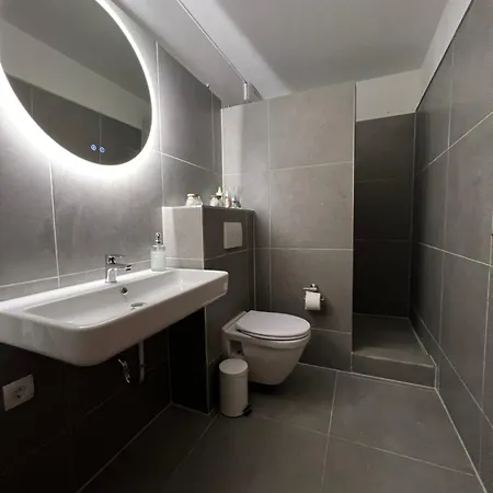 Reiheneckhaus Mit Garten Und Terasse